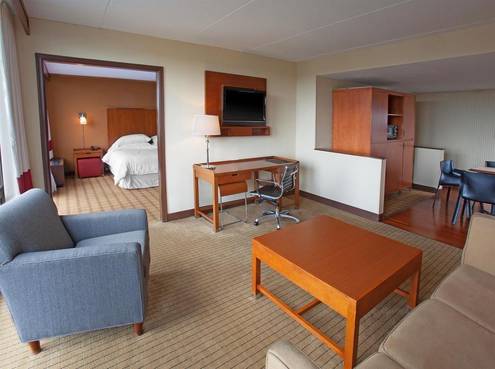 Отель Four Points Philadelphia Northeast Экстерьер фото