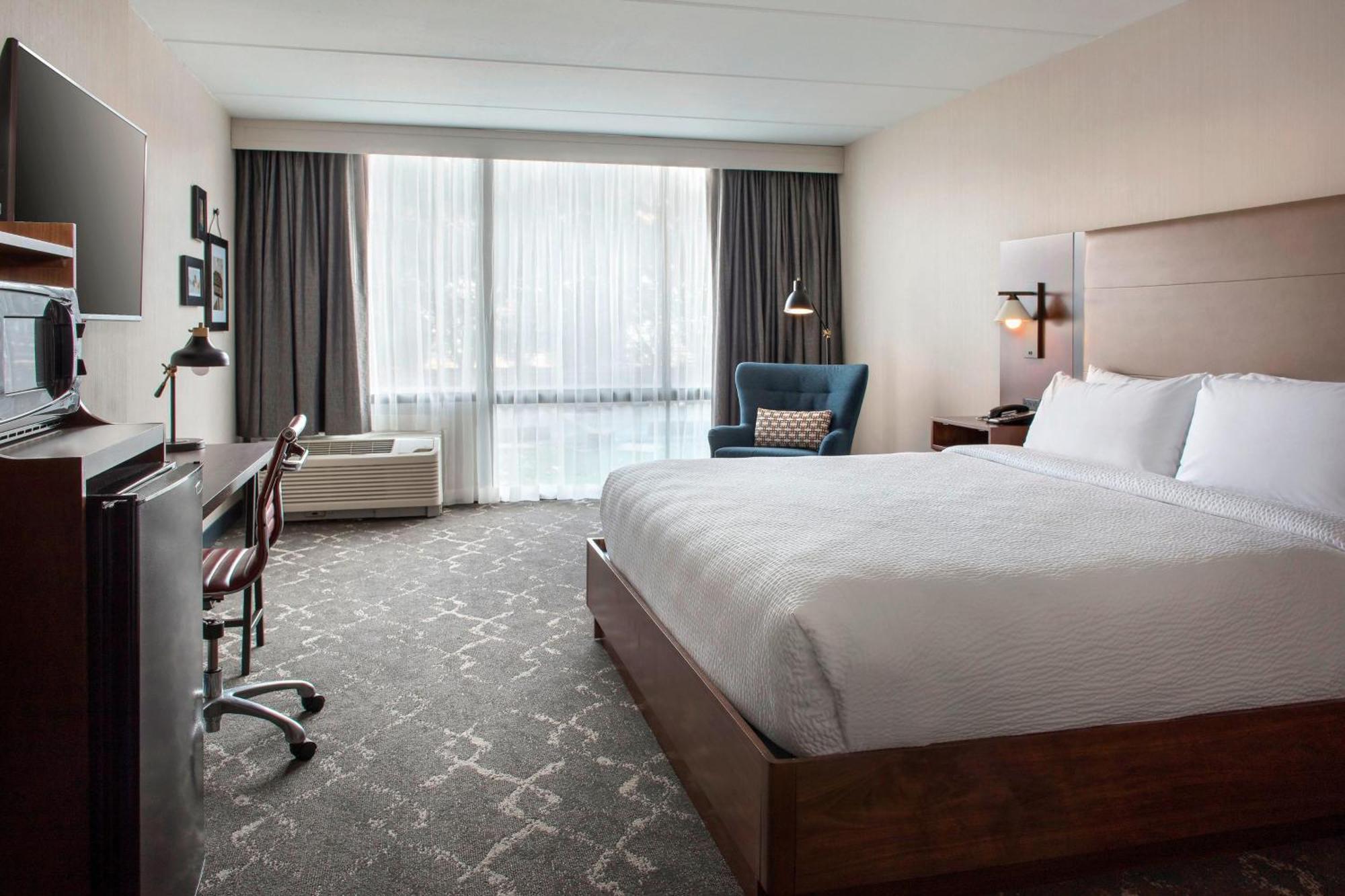 Отель Four Points Philadelphia Northeast Экстерьер фото
