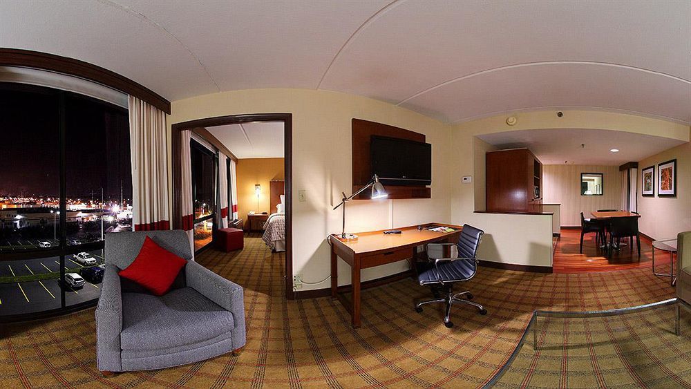 Отель Four Points Philadelphia Northeast Экстерьер фото